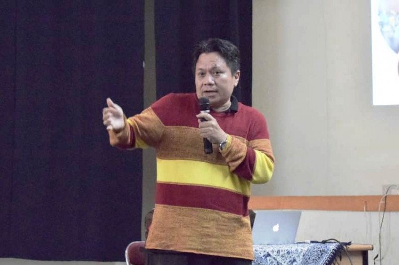 Praktisi pengelola konten media digital Yogi Hartono memotivasi para mahasiswa Ilmu Perpustakaan Universitas Diponegoro